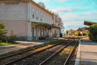 Quais et voies de la gare - Le quai et les voies de la gare d'Aigues-Mortes © Roehrensee/Roehrensee