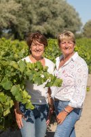 Brigitte et Nathalie dans les vignes - Brigitte et Nathalie dans les vignes © Laurent Rebelle