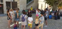 Visite guidée des remparts - Escapades Guidées - Guide conférencière avec un groupe dans la cour du logis du gouverneur à Aigues-Mortes © DR / [Escapades Guidées]