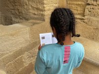 Escapades guidée - visite Sur la trace des chevaliers - fille regardant le livret dans les remparts - Escapades guidées © DR / Aigues-Mortes Tourisme