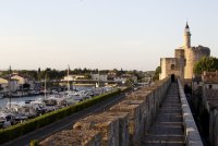 Le rempart e la Tour de Constance &copy; davidbordes.com / Centre des monuments nationaux