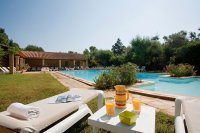 Hotel Mas des Sables - piscine - transat au bord de la piscine - Le mas des sables © DR / [hotel mas des sables]