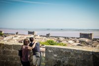 Tours et remparts d'Aigues-Mortes - Couple admirant la vue depuis la tour de Constance - Tour et rempart d'Aigues-Mortes © Tours et remparts d'Aigues-Mortes