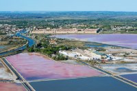 Les Salins d'Aigues Mortes - Vue aérienne des salins et les remparts © JM André/Gard Tourisme