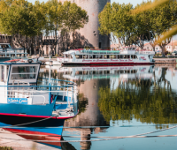 Aigues-Mortes - Tour de Constance et Bateaux de croisi&egrave;re