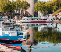 Aigues-Mortes - Tour de Constance et Bateaux de croisi&egrave;re