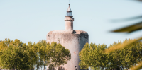 Aigues-Mortes - Tour de Constance et Bateaux de croisi&egrave;re