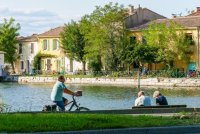 Cycliste, couple, banc, canal