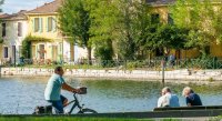 Cycliste, couple, banc, canal