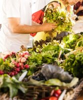 Marché, étal, legumes, personne achetant des produits locaux