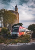 Train passant devant la Tour de Constance