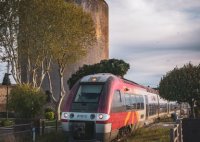 Train passant devant la Tour de Constance