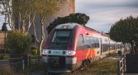 Train passant devant la Tour de Constance