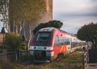 Train passant devant la Tour de Constance