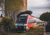 Train passant devant la Tour de Constance