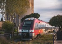 Train passant devant la Tour de Constance