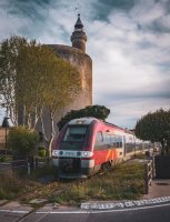 Train passant devant la Tour de Constance