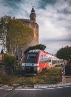 Train passant devant la Tour de Constance