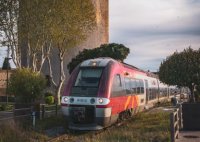 Train passant devant la Tour de Constance