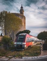 Train passant devant la Tour de Constance