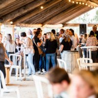 Soirée Camarguaise - Personnes prennant l'apéritif dans la manade