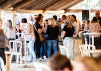 Soirée Camarguaise - Personnes prennant l'apéritif dans la manade