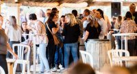 Soirée Camarguaise - Personnes prennant l'apéritif dans la manade