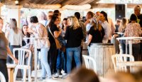 Soirée Camarguaise - Personnes prennant l'apéritif dans la manade